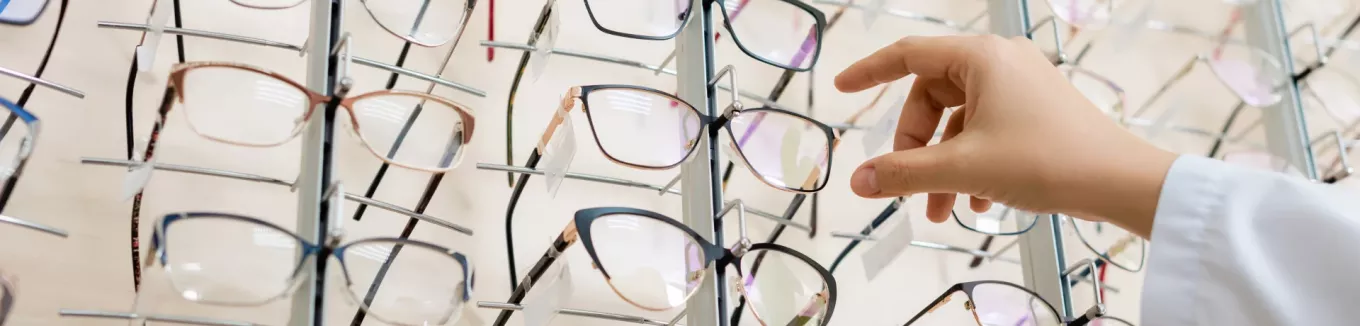 las empresas tienen que pagar las gafas o las lentillas